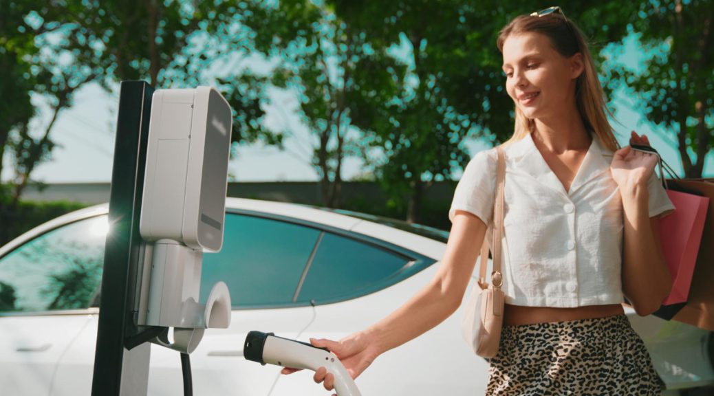 Parking et bornes de recharge : comment les propriétaires fonciers transforment une obligation légale en revenu ?